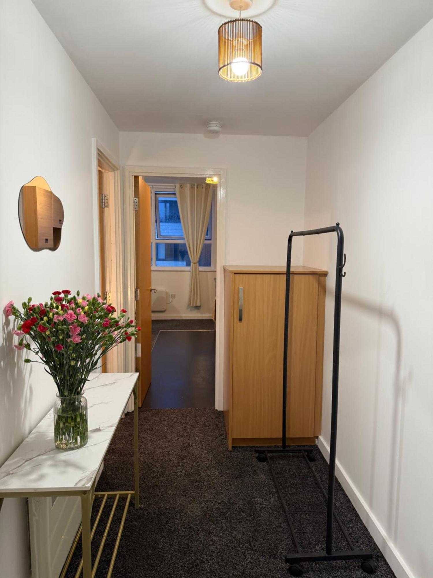 Apartment Zelena Luxurious Apartment, Private Parking, Fast Wi-fi, Self Check-in Anytime Perfect For Late Arrivals, 5 Minutes To Old Trafford Stadium Manchester