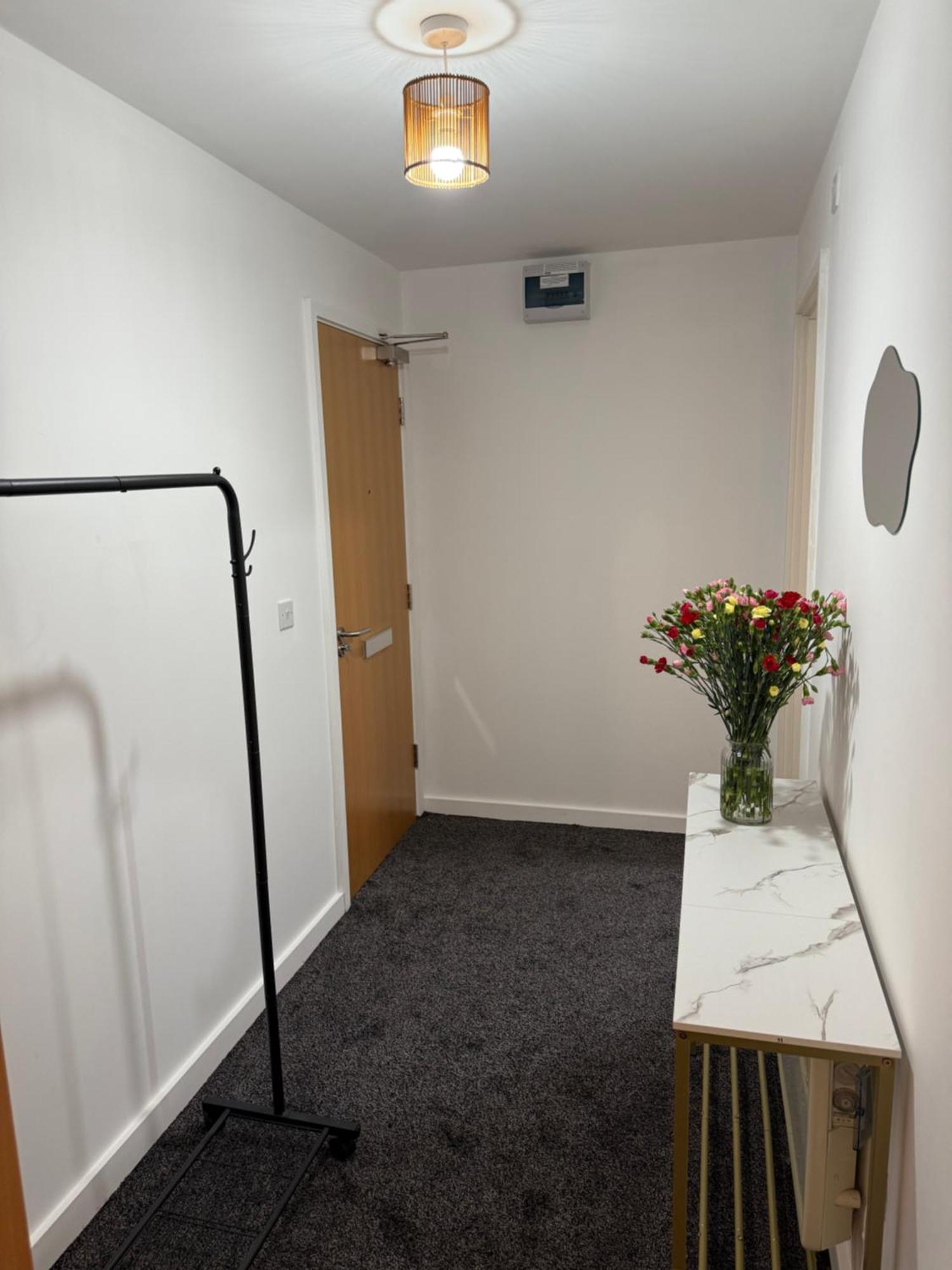 Zelena Luxurious Apartment, Private Parking, Fast Wi-fi, Self Check-in Anytime Perfect For Late Arrivals, 5 Minutes To Old Trafford Stadium *