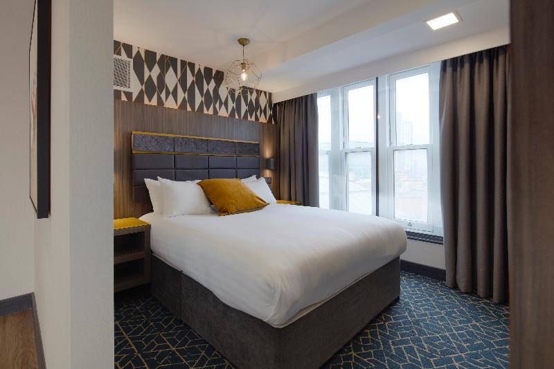 Roomzzz Victoria 4* Manchester