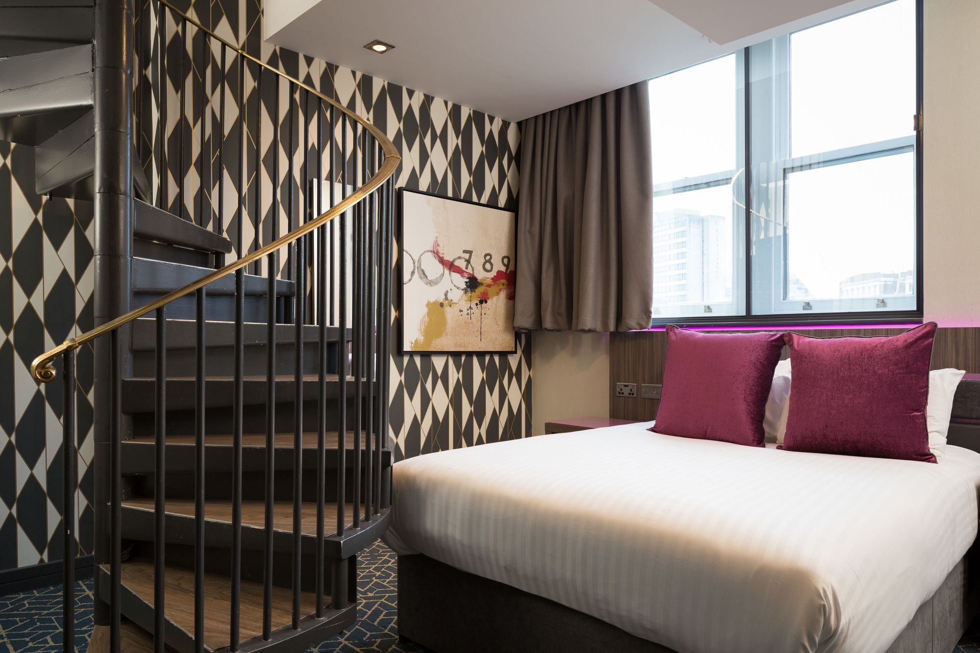 Roomzzz Victoria 4*