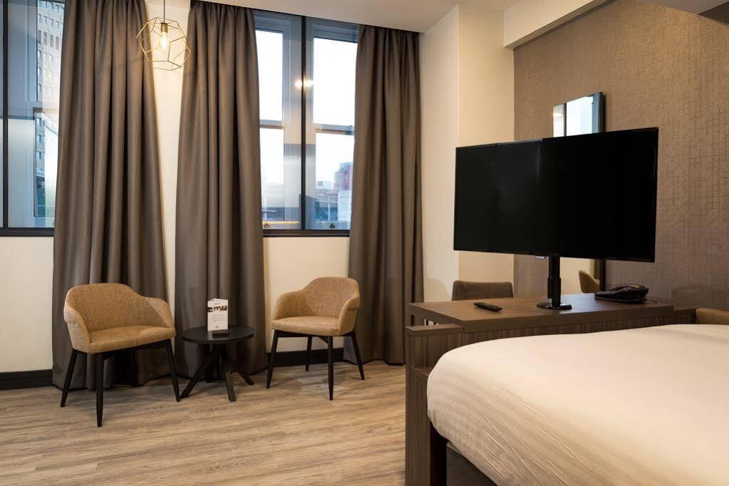 Roomzzz Victoria Aparthotel 4*
