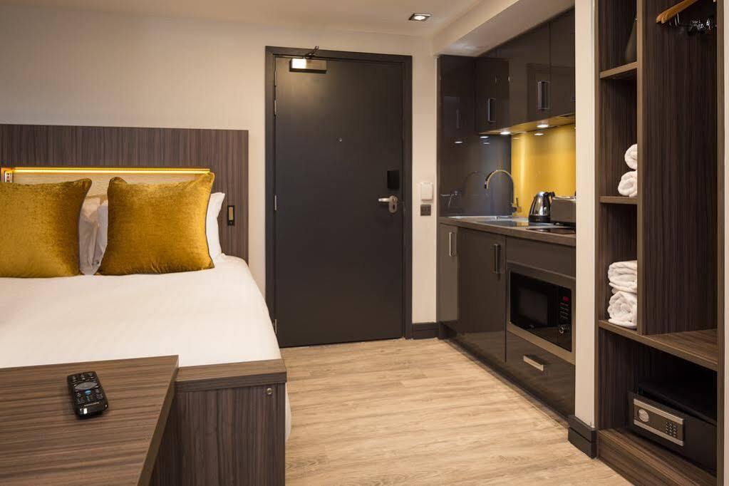 Roomzzz Victoria Aparthotel 4*