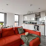 Stunning 2 Bed Apt With Free Parking Close To Cc
