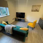 Modern Cosy 1 Bed Apartment Near City Centre~Double Bed~Parking