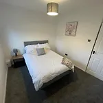 Modern Cosy 1 Bed Apartment Near City Centre~Double Bed~Parking
