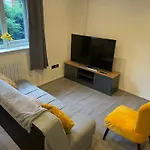 Modern Cosy 1 Bed Apartment Near City Centre~Double Bed~Parking