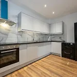 Vibrant 2Br Apartment In Chorlton, Free Parking