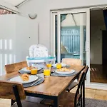 Entire 3 Bed House Near Manchester Airport, Short Drive To Motorways, Old Trafford, Altrincham And Wythenshawe Hospitals