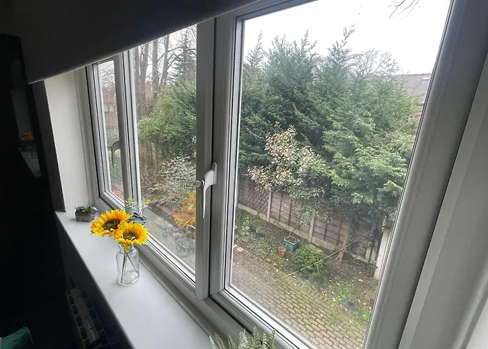 Modern Cosy 1 Bed Apartment Near City Centre~Double Bed~Parking
