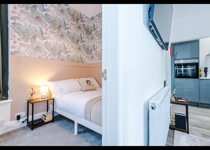 Entire Cozy Apt, Prime Location & Free Parking