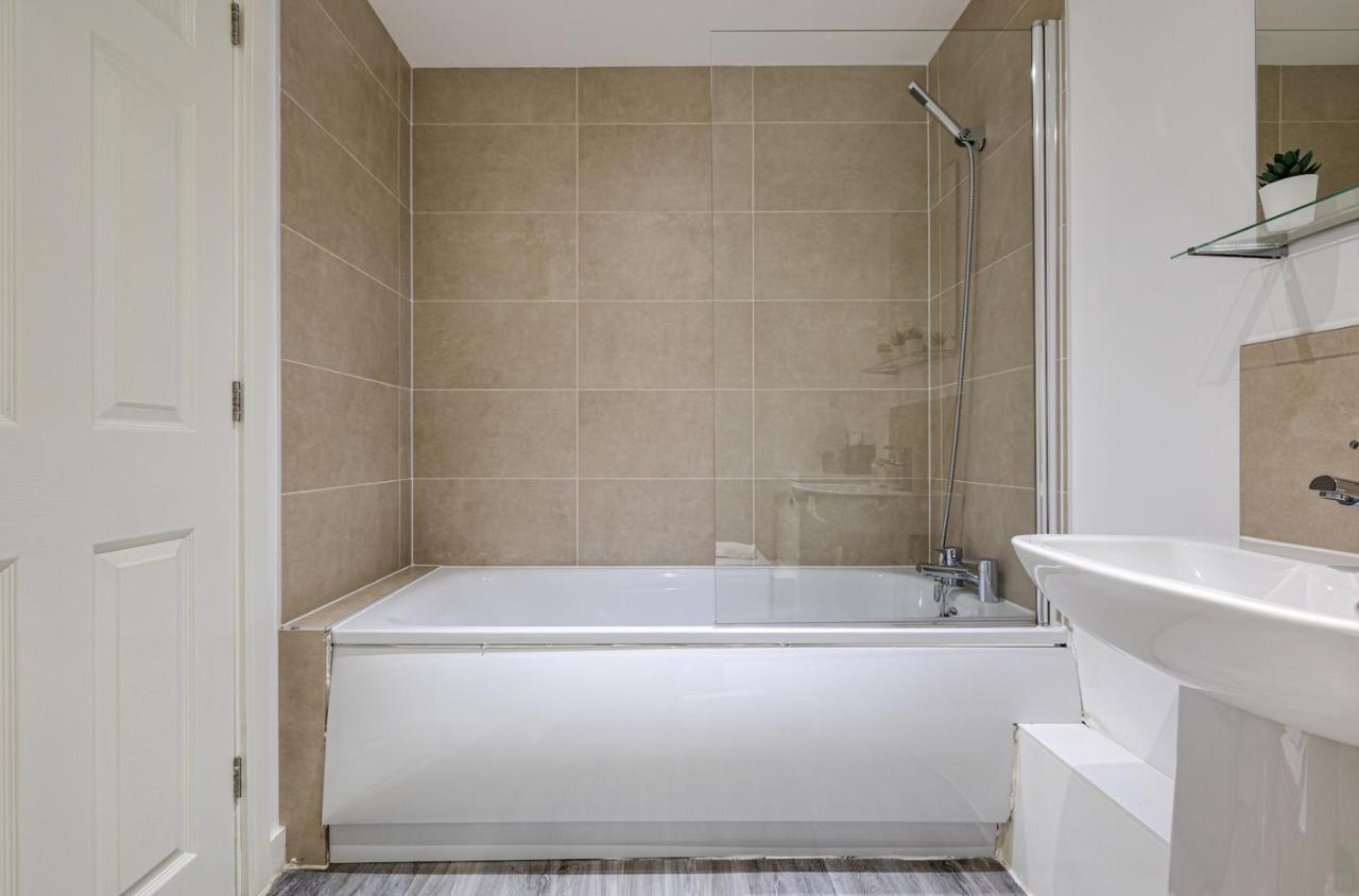 Stunning 2 Bed With Free Parking Close To Cc Apartment *