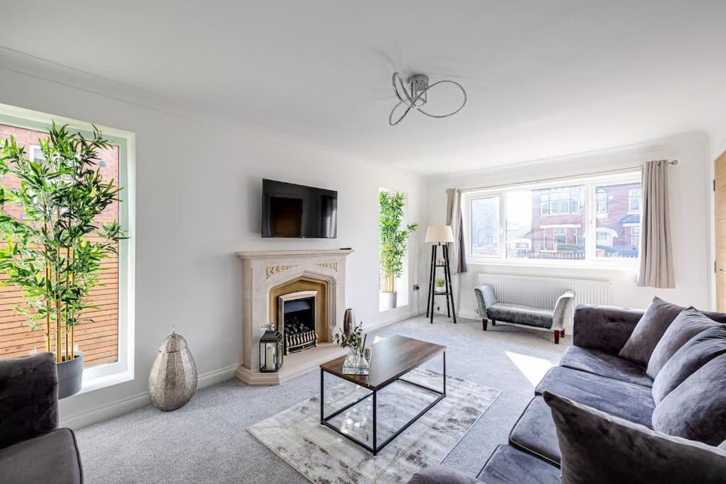 Luxury 7 Bedroom House In Didsbury, *