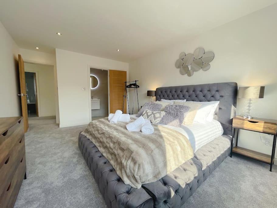 Luxury 7 Bedroom House In Didsbury, *