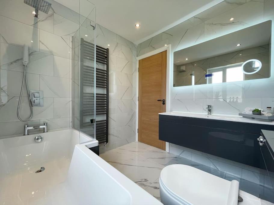Luxury 7 Bedroom House In Didsbury, *
