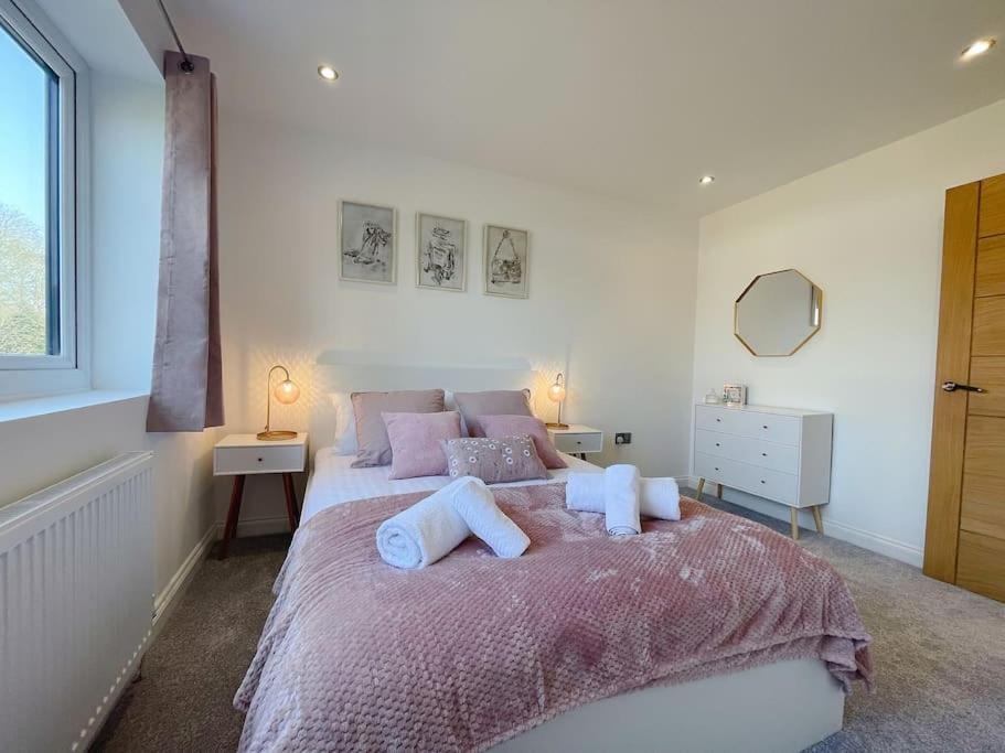 Luxury 7 Bedroom House In Didsbury, *