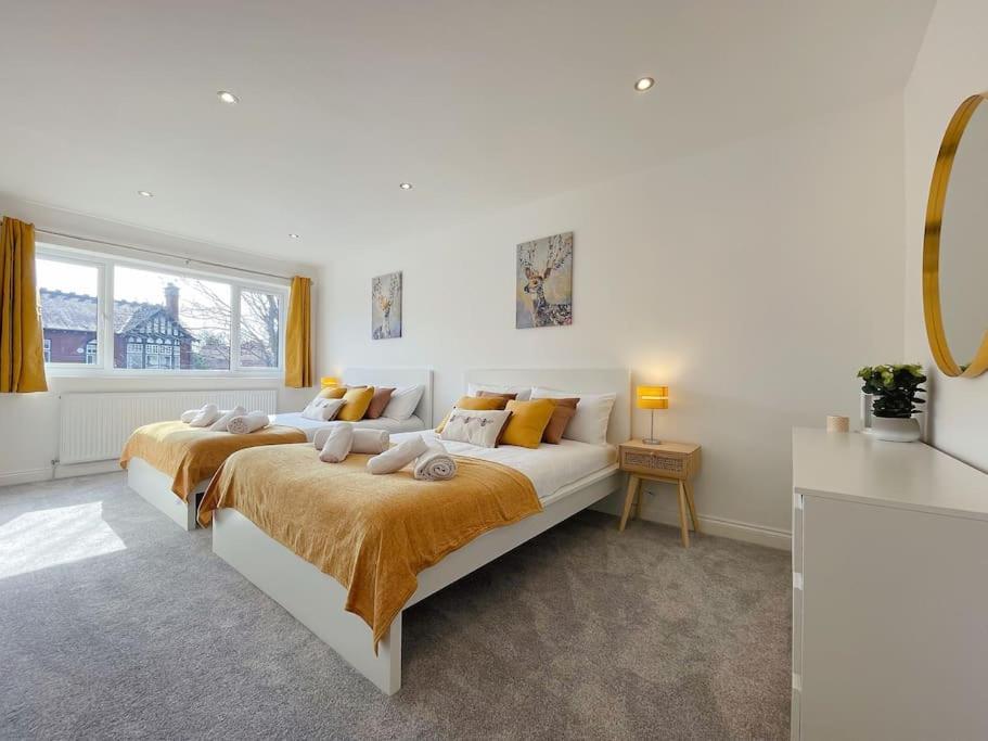 Luxury 7 Bedroom House In Didsbury, * Manchester