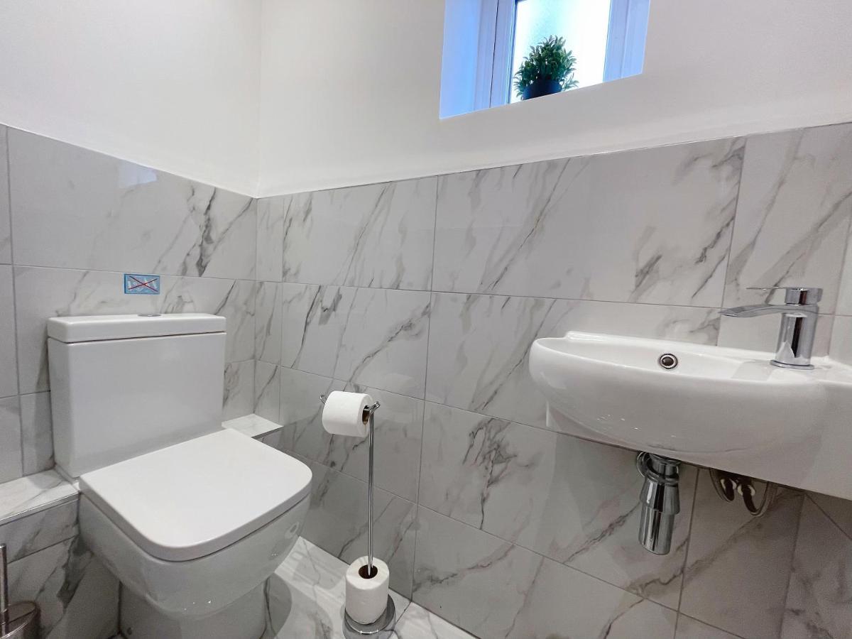 Luxury 7 Bedroom House In Didsbury, *