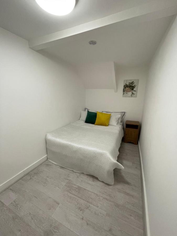 The Crescent, Flat 1 - Stockport, *