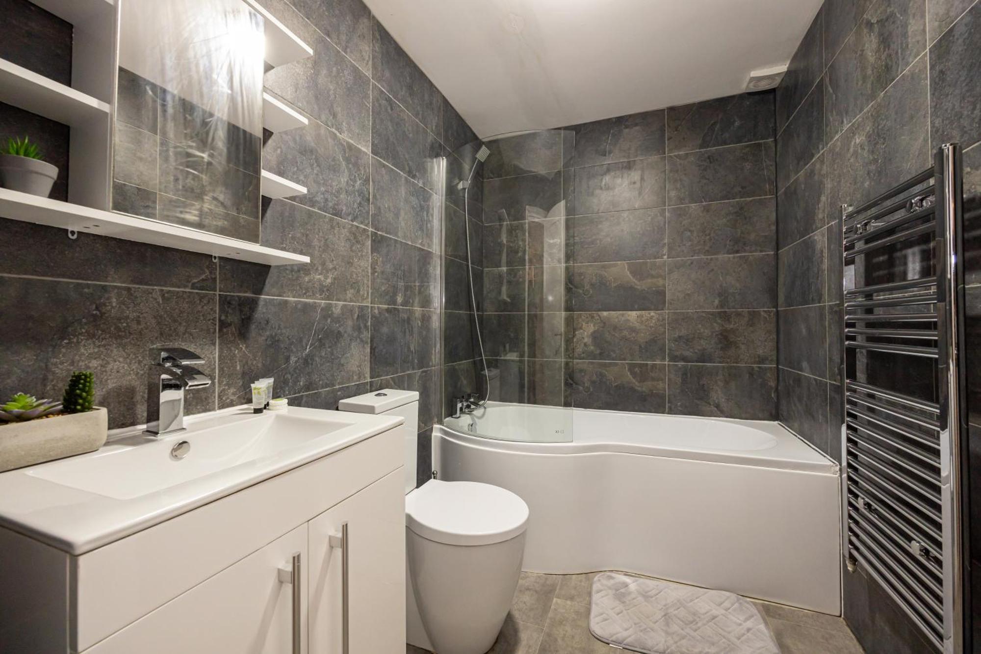 Vibrant 2Br Apartment In Chorlton, Free Parking Apartment