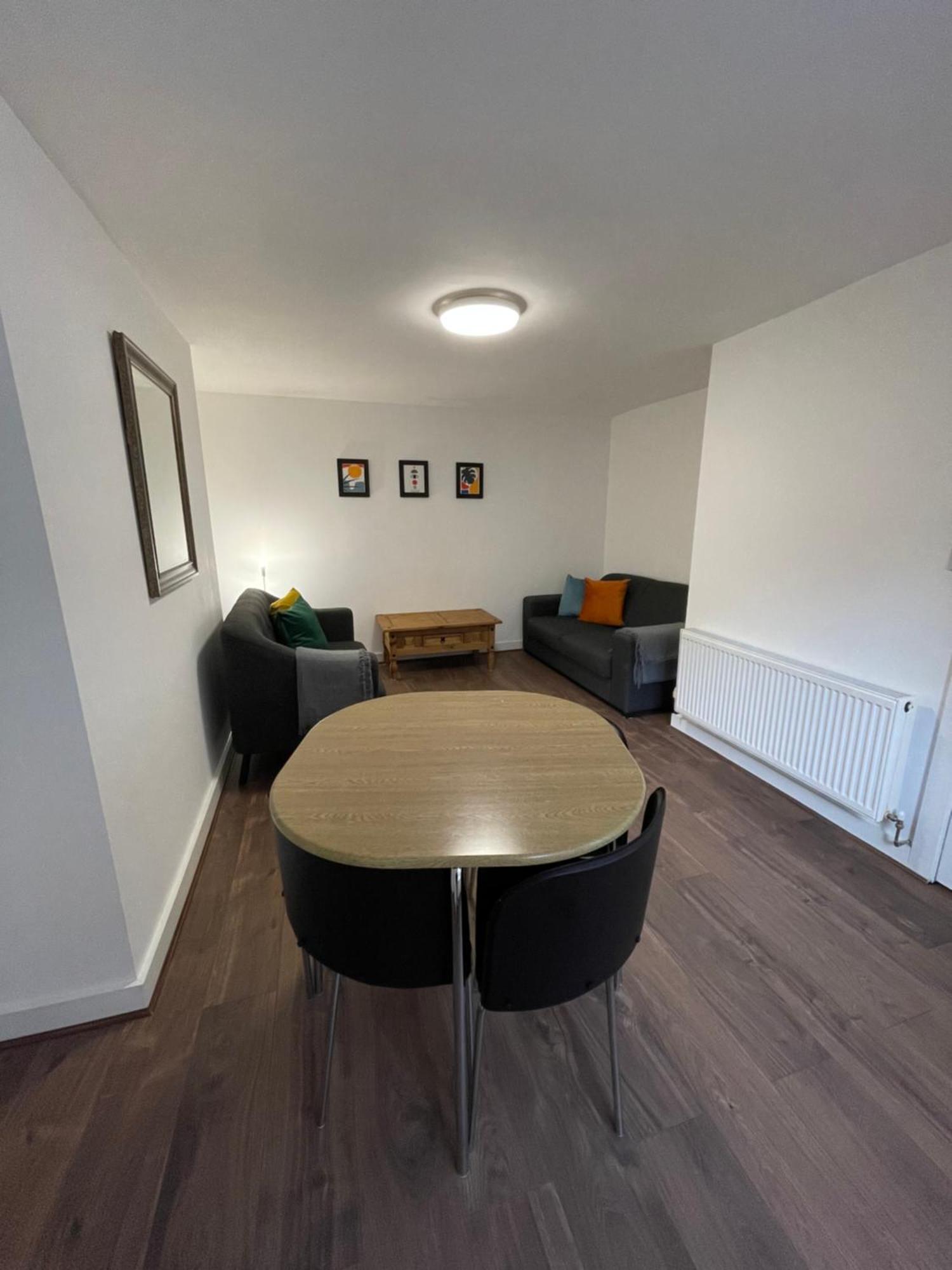 The Crescent, Flat 1 - Stockport, Apartment *