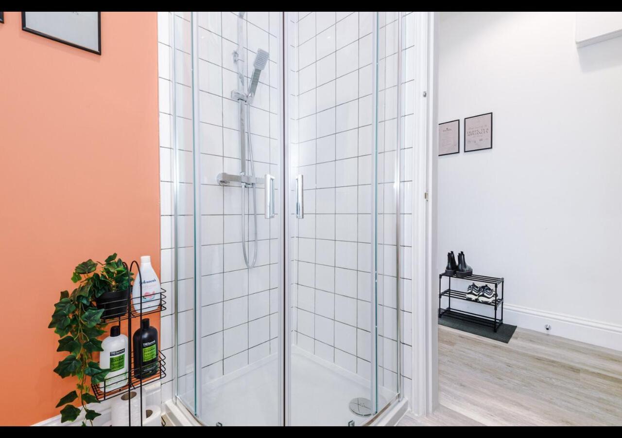 Appartement Entire Cozy Apt, Prime Location & Free Parking