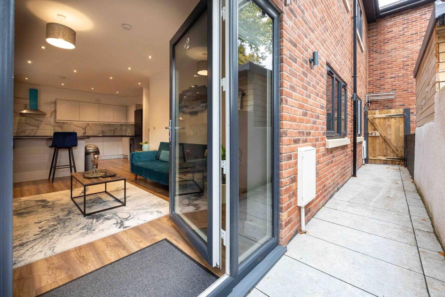 Vibrant 2Br Apartment In Chorlton, Free Parking Apartment *