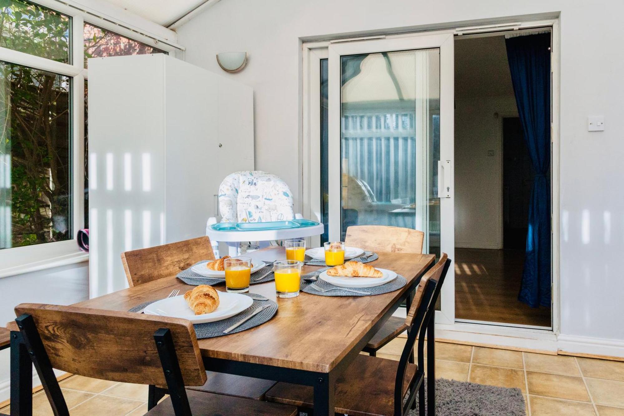 Entire 3 Bed House Near Manchester Airport, Short Drive To Motorways, Old Trafford, Altrincham And Wythenshawe Hospitals Holiday home Manchester