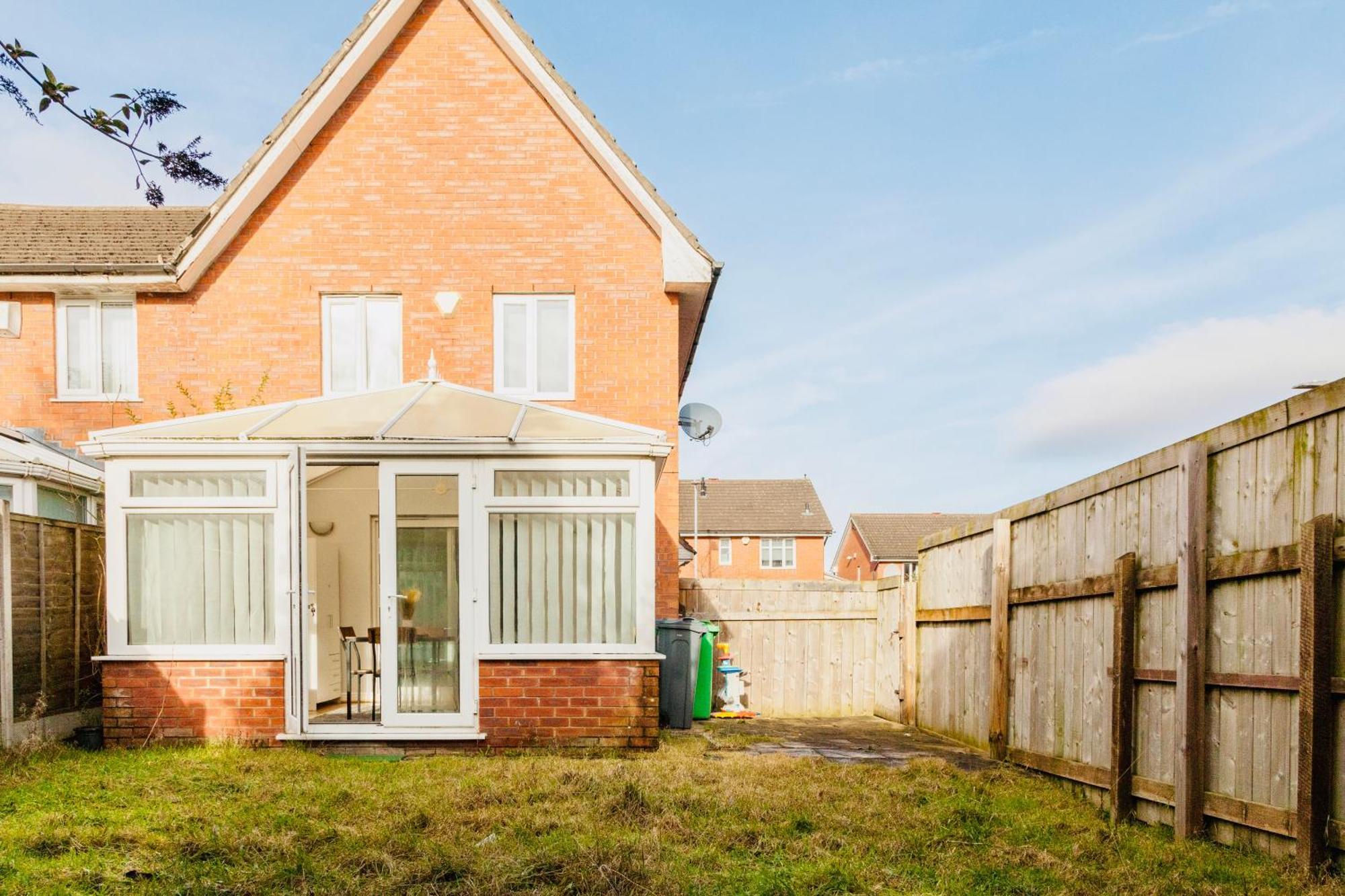 Entire 3 Bed House Near Manchester Airport, Short Drive To Motorways, Old Trafford, Altrincham And Wythenshawe Hospitals * Manchester