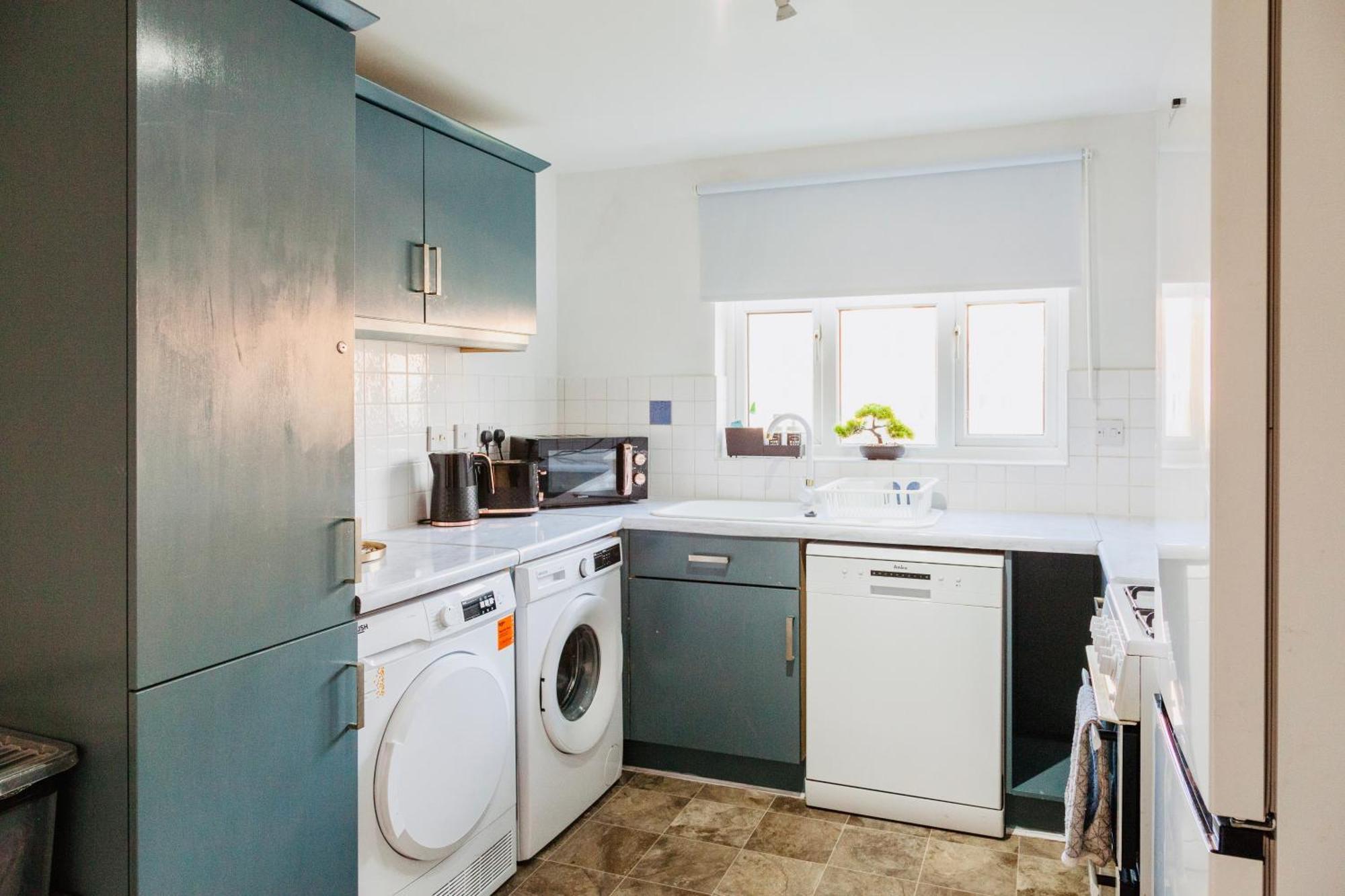Entire 3 Bed House Near Manchester Airport, Short Drive To Motorways, Old Trafford, Altrincham And Wythenshawe Hospitals *