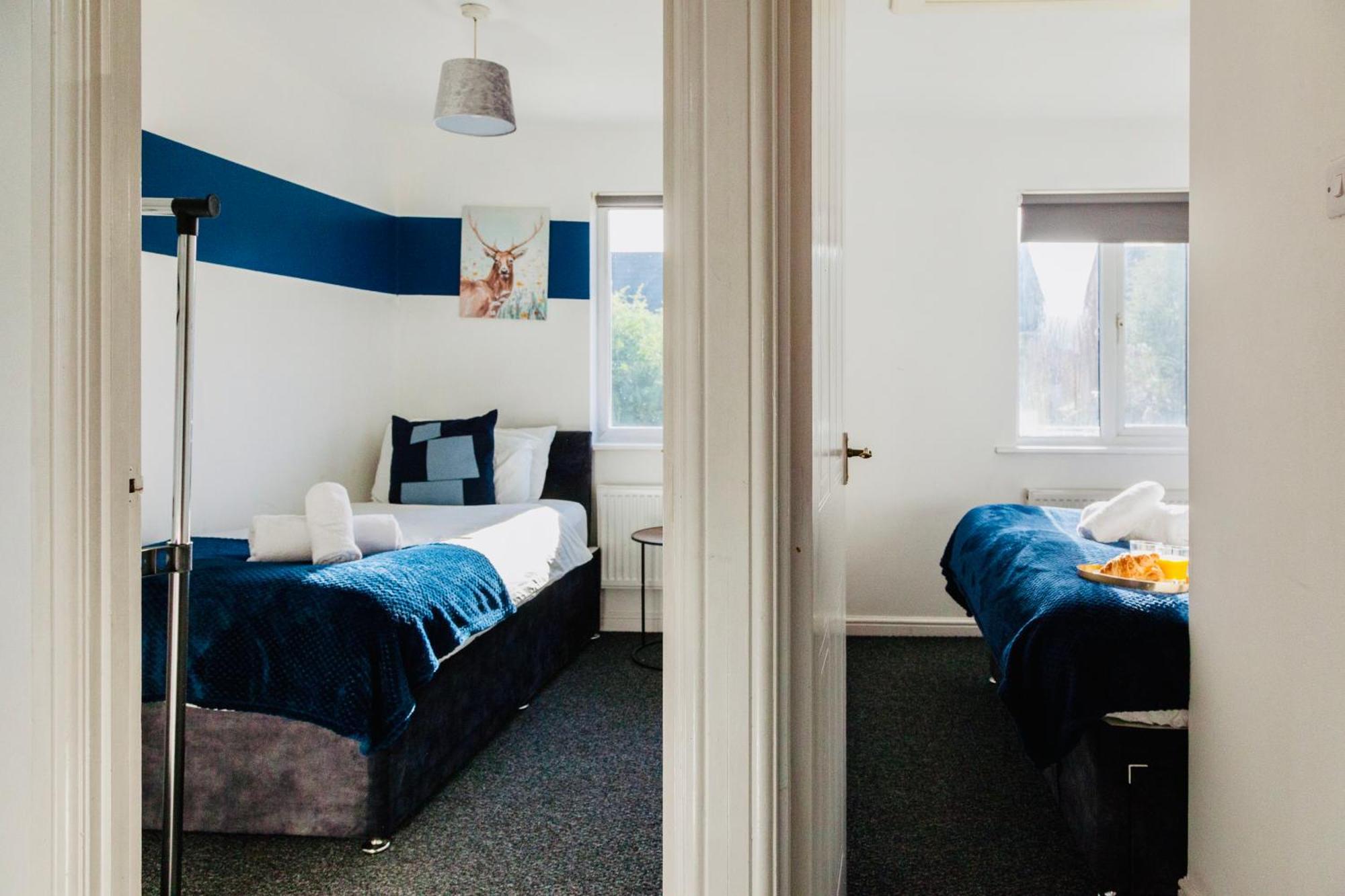 Entire 3 Bed House Near Manchester Airport, Short Drive To Motorways, Old Trafford, Altrincham And Wythenshawe Hospitals Holiday home Manchester