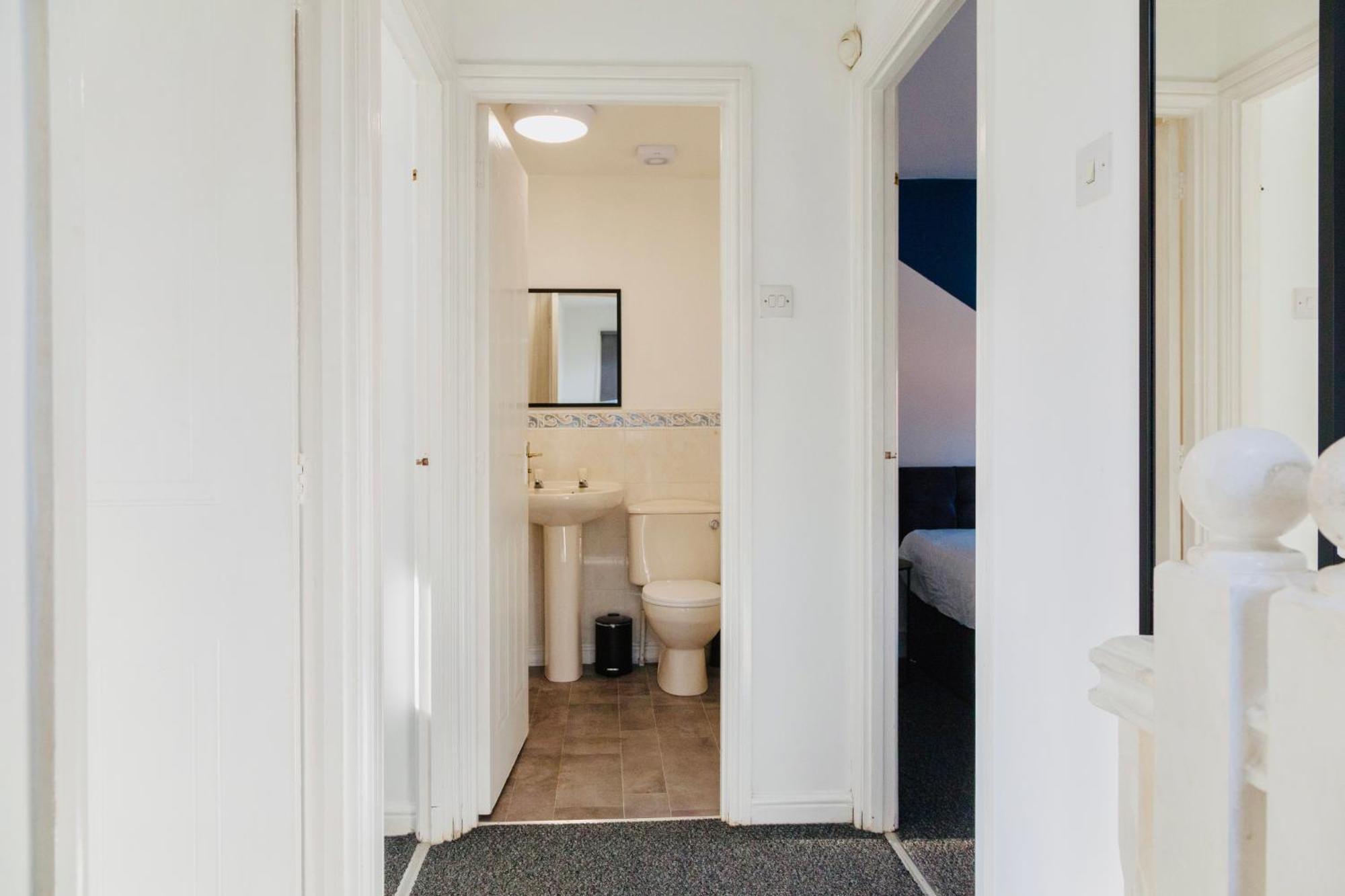 Entire 3 Bed House Near Manchester Airport, Short Drive To Motorways, Old Trafford, Altrincham And Wythenshawe Hospitals Holiday home
