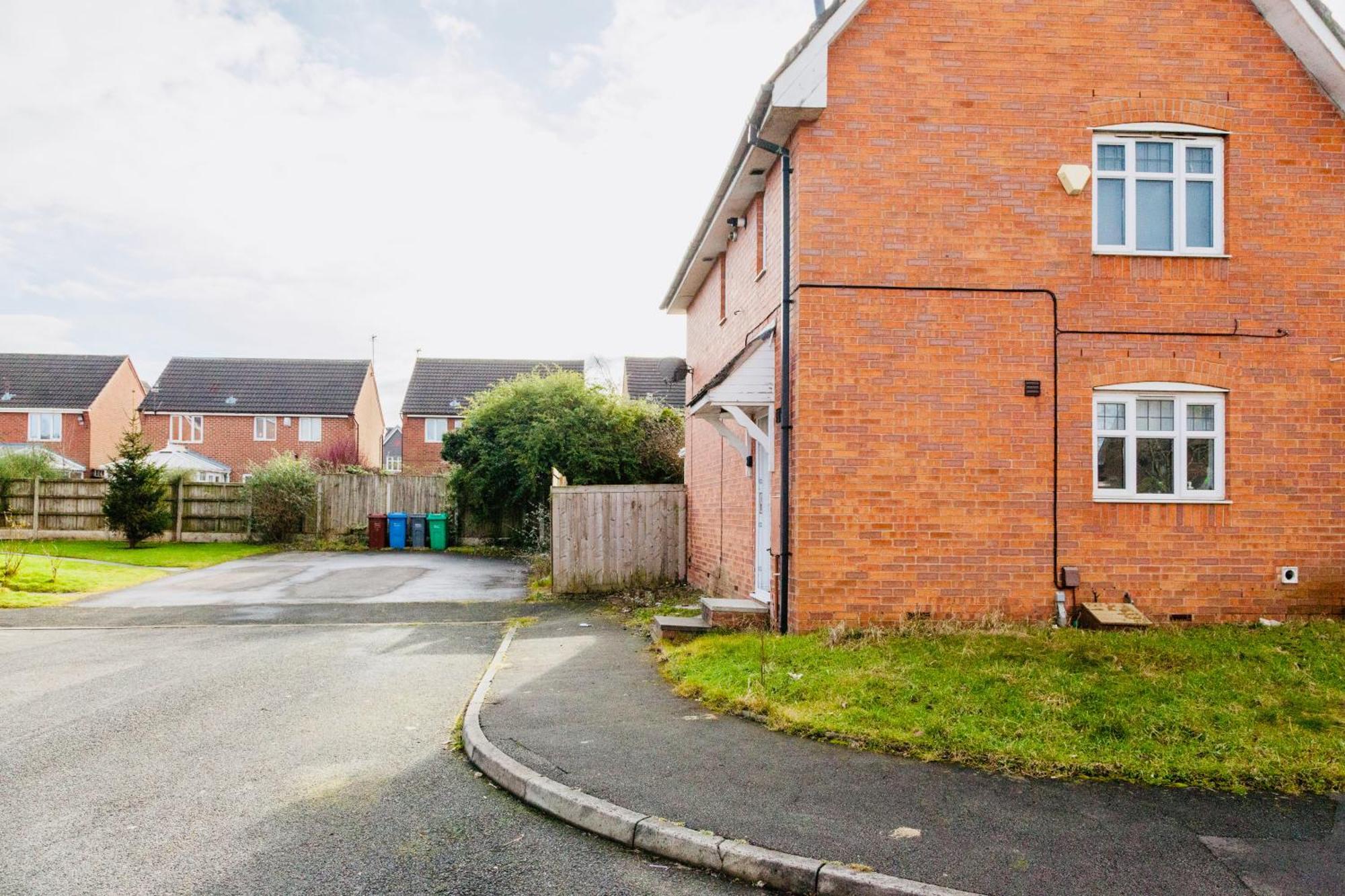 Holiday home Entire 3 Bed House Near Manchester Airport, Short Drive To Motorways, Old Trafford, Altrincham And Wythenshawe Hospitals Manchester