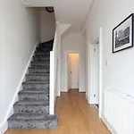 Spacious Comfortable House Close To Etihad