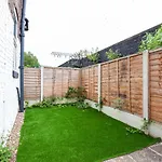 Spacious Comfortable House Close To Etihad
