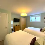 The Garden Apartment, Near Airport & City
