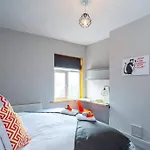 Spacious Manchester House - Sleeps Up To 8!