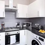 Spacious Manchester House - Sleeps Up To 8!