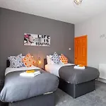 Spacious Manchester House - Sleeps Up To 8!