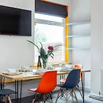 Spacious Manchester House - Sleeps Up To 8!