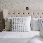 Luxurious Suburban 6 Bedroom 3 Bathroom Home