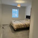 Residential Non Party Modern 2 King Bedroom Flat With Free Parking