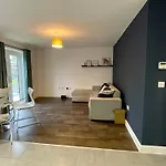 Residential Non Party Modern 2 King Bedroom Flat With Free Parking
