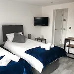 10Min To City - Free Parking - Private Studio - Contractor Friendly