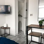 10Min To City - Free Parking - Private Studio - Contractor Friendly