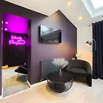 Stunning 4 Bed House With Cinema Room & Parking
