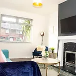 Trafford House - Stylish 3-Bed Home With Private Parking