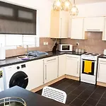 Trafford House - Stylish 3-Bed Home With Private Parking