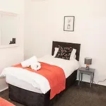 Trafford House - Stylish 3-Bed Home With Private Parking