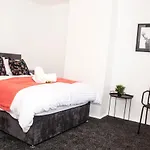 Trafford House - Stylish 3-Bed Home With Private Parking