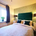 The Lawnswood - Central Manchester Holiday Home With Free Parking